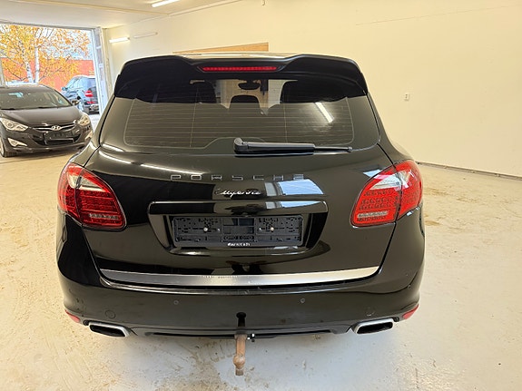 Porsche Cayenne 4 of 5