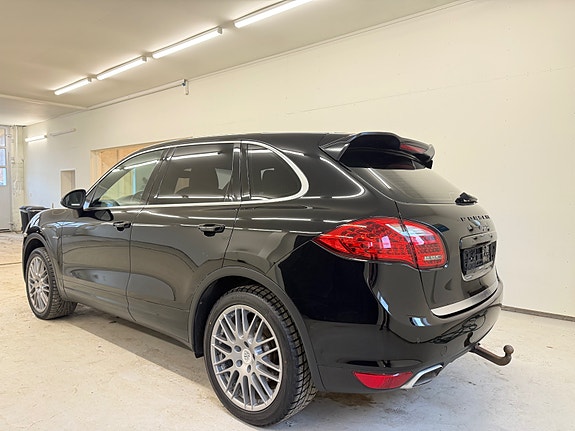 Porsche Cayenne 3 of 5