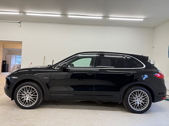 Porsche Cayenne 2 of 5