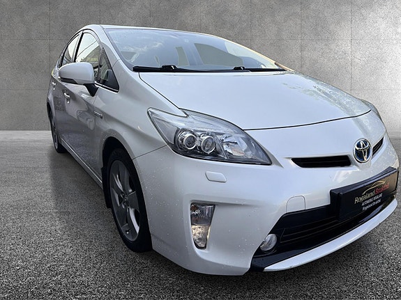 Toyota Prius 4 of 5
