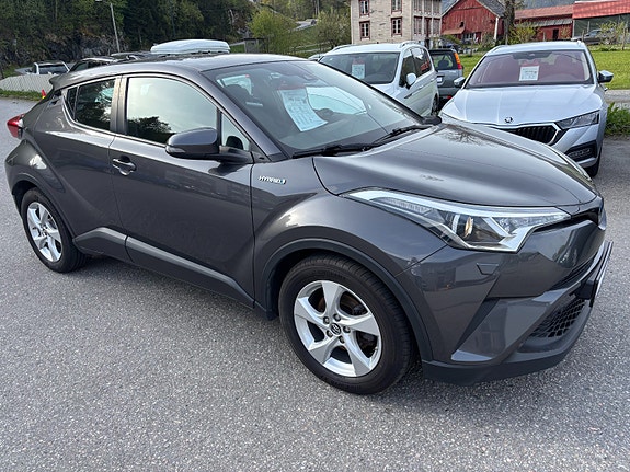 Toyota C-HR 3 of 5