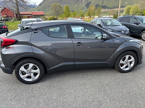Toyota C-HR 4 of 5