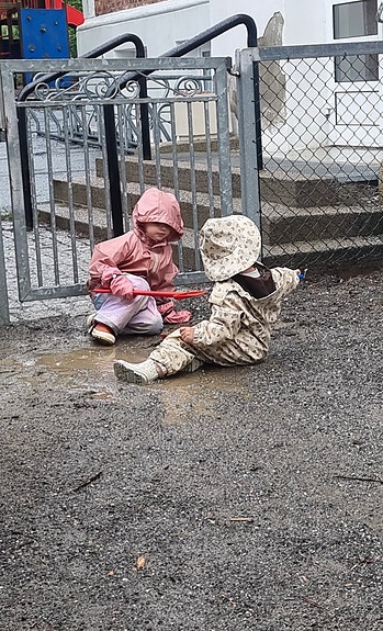 Barn leker i regnvær