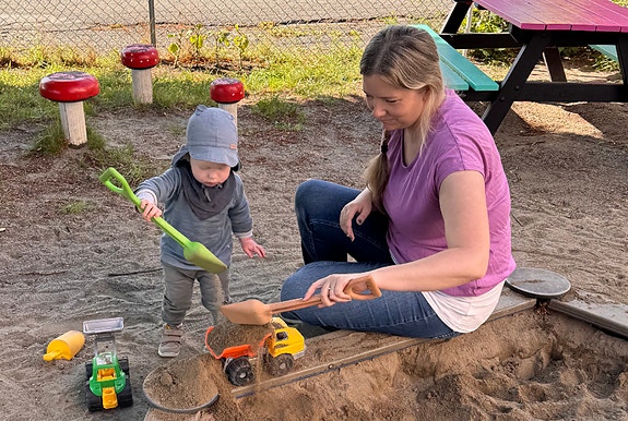 Lek med småbarn i sandkassa