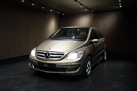 Mercedes-Benz B180 4 of 5