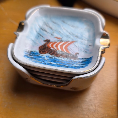 Tittel
Dekorativt vintage Viking-askebeger sett  – håndmalt porselen med gull