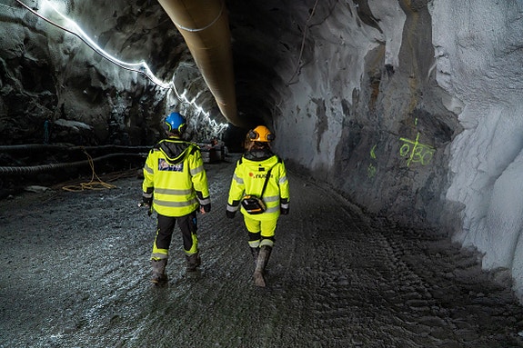 Gruveutbyggingen er i full gang. Her fra tunnelarbeidet.