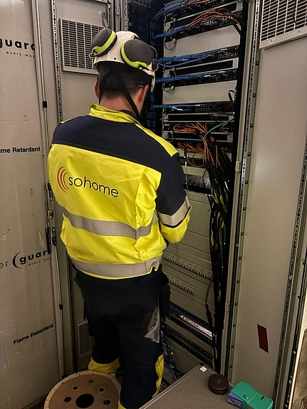 Ansatt som jobber i dataskap på rigg