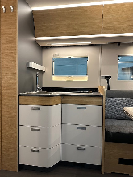 Bilde 28 av Adria SONIC 700DC. 180HK-AUT.ALDE.SOLSELLE.MARKISE.LED-KJØRELYS.EL-HANDBREKK.