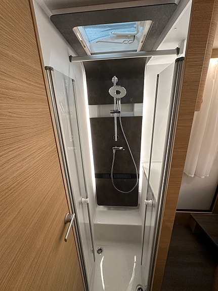 Bilde 35 av Adria SONIC 700DC. 180HK-AUT.ALDE.SOLSELLE.MARKISE.LED-KJØRELYS.EL-HANDBREKK.