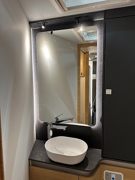 Bilde 37 av Adria SONIC 700DC. 180HK-AUT.ALDE.SOLSELLE.MARKISE.LED-KJØRELYS.EL-HANDBREKK.