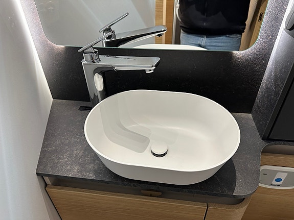 Bilde 39 av Adria SONIC 700DC. 180HK-AUT.ALDE.SOLSELLE.MARKISE.LED-KJØRELYS.EL-HANDBREKK.