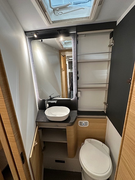Bilde 38 av Adria SONIC 700DC. 180HK-AUT.ALDE.SOLSELLE.MARKISE.LED-KJØRELYS.EL-HANDBREKK.