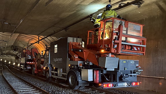 Montering av ny kontaktledning i en av Bybanens 10 tunneler.