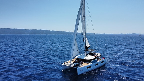 Flott, velholdt og godt utstyrt norsk 2021 mod. Lagoon 46 selges! 2 of 5