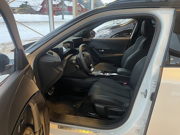 Peugeot e-2008 18 of 30