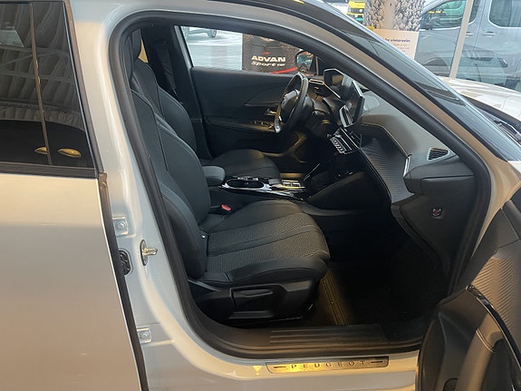 Peugeot e-2008 10 of 30