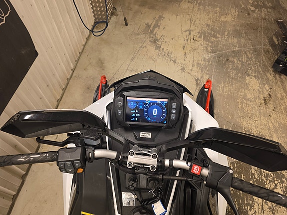 Polaris 850 Switchback Assault 7 of 11