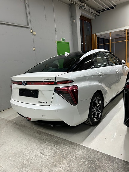 Toyota Mirai 3 of 6