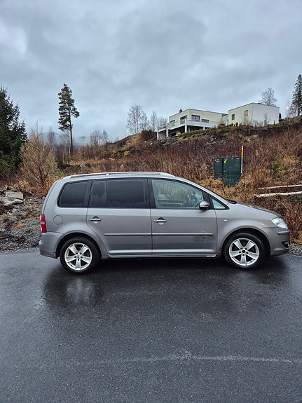 Volkswagen Touran 3 of 5