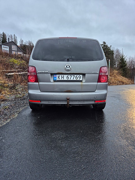 Volkswagen Touran 2 of 5