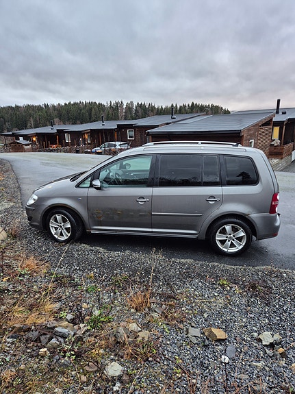 Volkswagen Touran 4 of 5