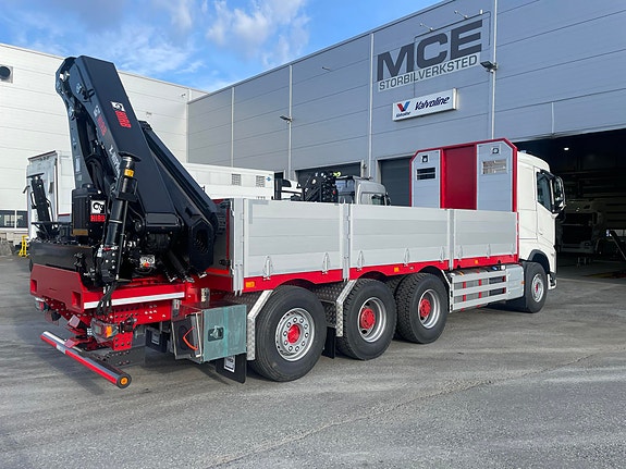 MCE bygger om lag 30 lastebiler i året og har totalt levert rundt 400 påbygg. Bildet viser en kranbil levert til lokal kunde.