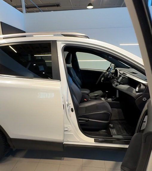 Toyota RAV4 4 of 5
