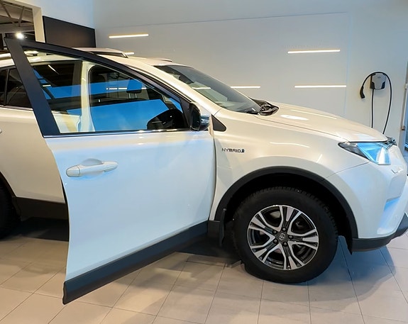 Toyota RAV4 3 of 5