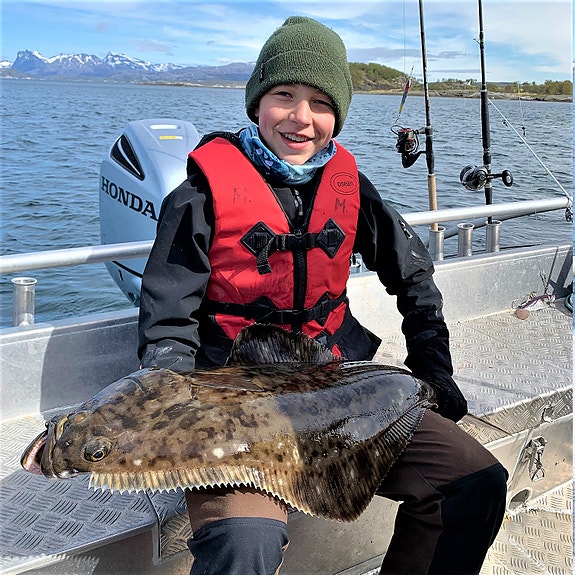 Glad gutt i guidebåten