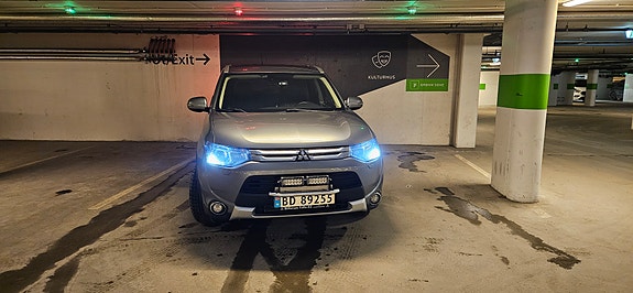 Mitsubishi Outlander 2 of 18
