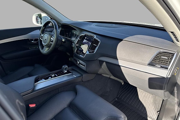 Volvo XC90 30 of 30