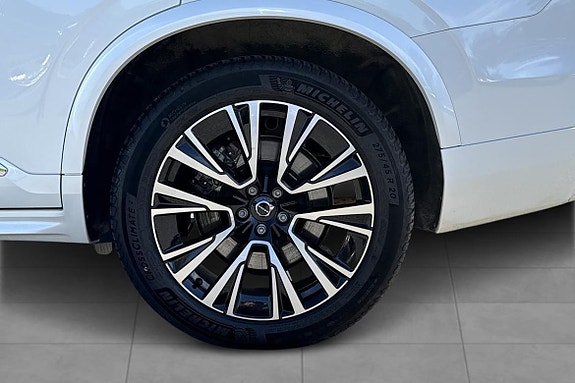 Volvo XC90 10 of 30