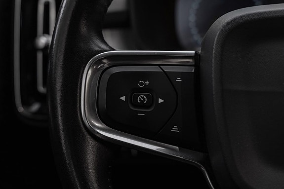 Volvo XC40 17 of 27