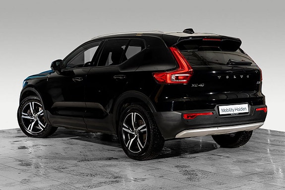 Volvo XC40 2 of 27