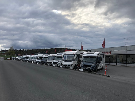 Forsiden av bygget med kundeparkering