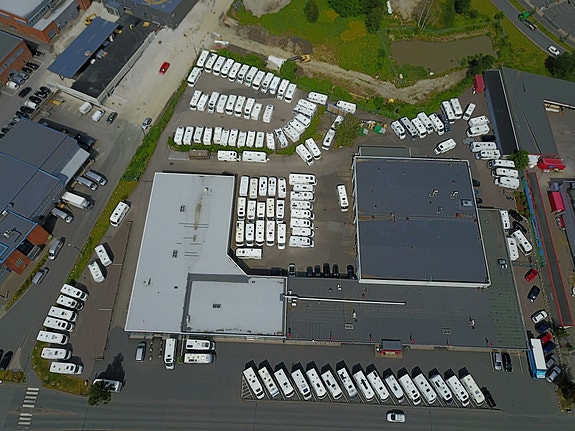 Dronefoto av bygget med uteareale