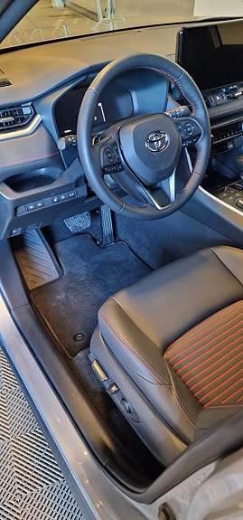 Toyota RAV4 7 of 18