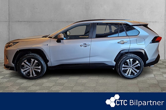 Toyota RAV4 2 of 18