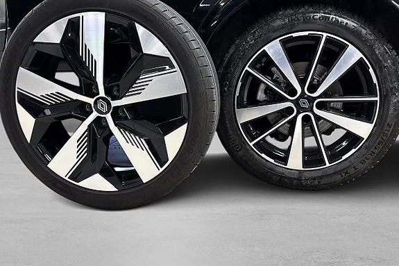 20-tommers felger i svart og sølv gir et sporty uttrykk.