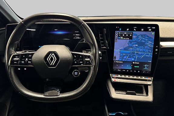 Stor infotainment-skjerm med Google-integrasjon for sømløs bruk.