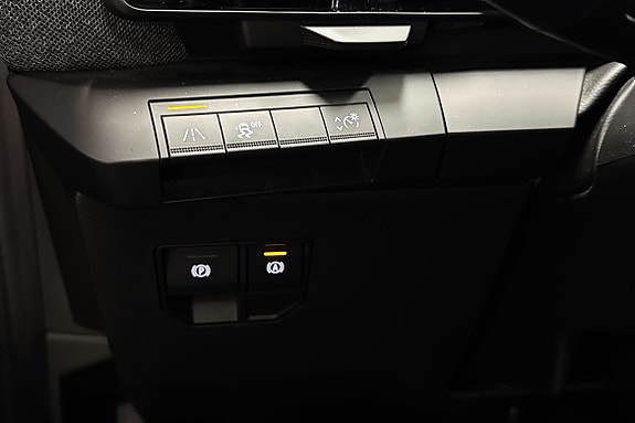 Enkel tilgang til setejustering og nødbryter på dashbordet.