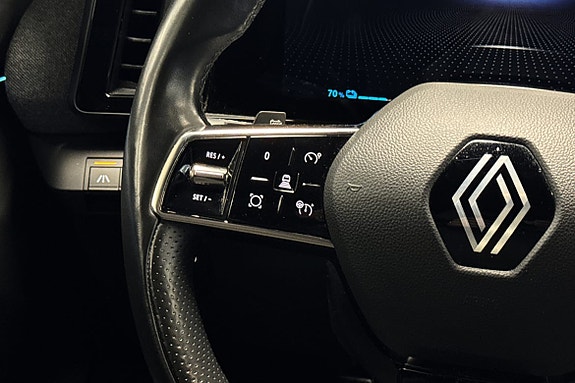 Multifunksjonsratt med integrerte kontroller for komfort og sikkerhet.