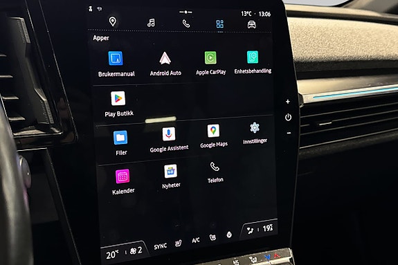 Touchskjerm med apper og klimakontroll gir moderne førermiljø.