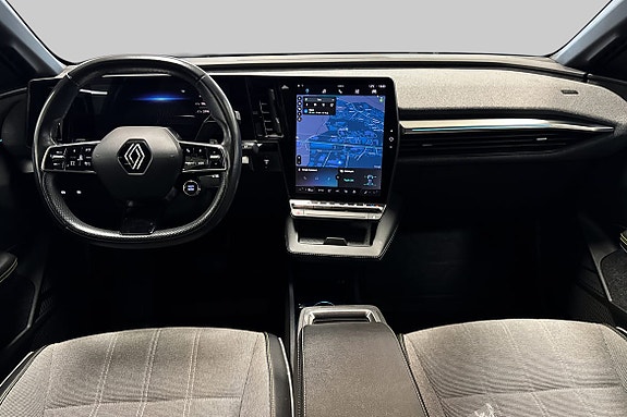 Navigasjon lett tilgjengelig på touchskjerm med elegant ratt.