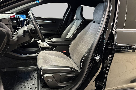 Komfortable seter i stoff, perfekt for lange kjøreturer.