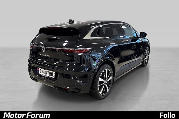 Moderne baklysdesign og smidig bakenden skaper et unikt uttrykk.