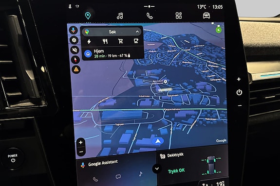 Navigasjonskart med tydelige ruteanvisninger på stor touchskjerm.