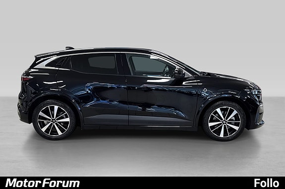 Dynamisk sideprofil med attraktive alufelger og tonede vinduer.