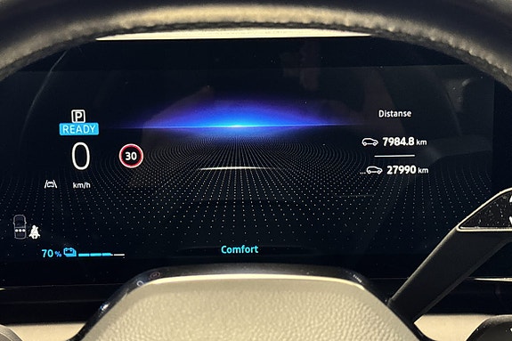 Digital førerdisplay med oversikt over hastighet og rekkevidde.